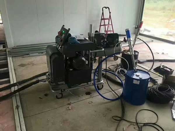 輕鋼別墅房噴涂聚氨酯保溫用什么發(fā)泡機(圖2) H5600輕鋼別墅房噴涂聚氨酯保溫發(fā)泡機